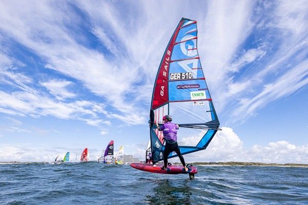 Wingfoilsurfer auf der Nordsee vor Westerland
