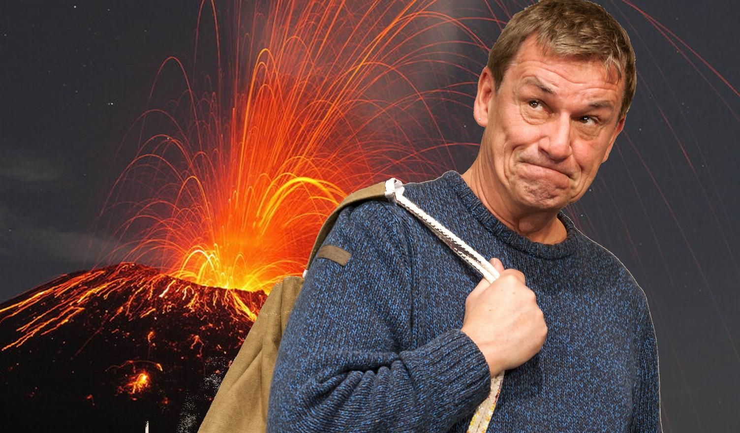 Jan-Peter Petersen mit einem Beutel über die Schulter steht vor einem Vulkan, der gerade Feuer spukt.