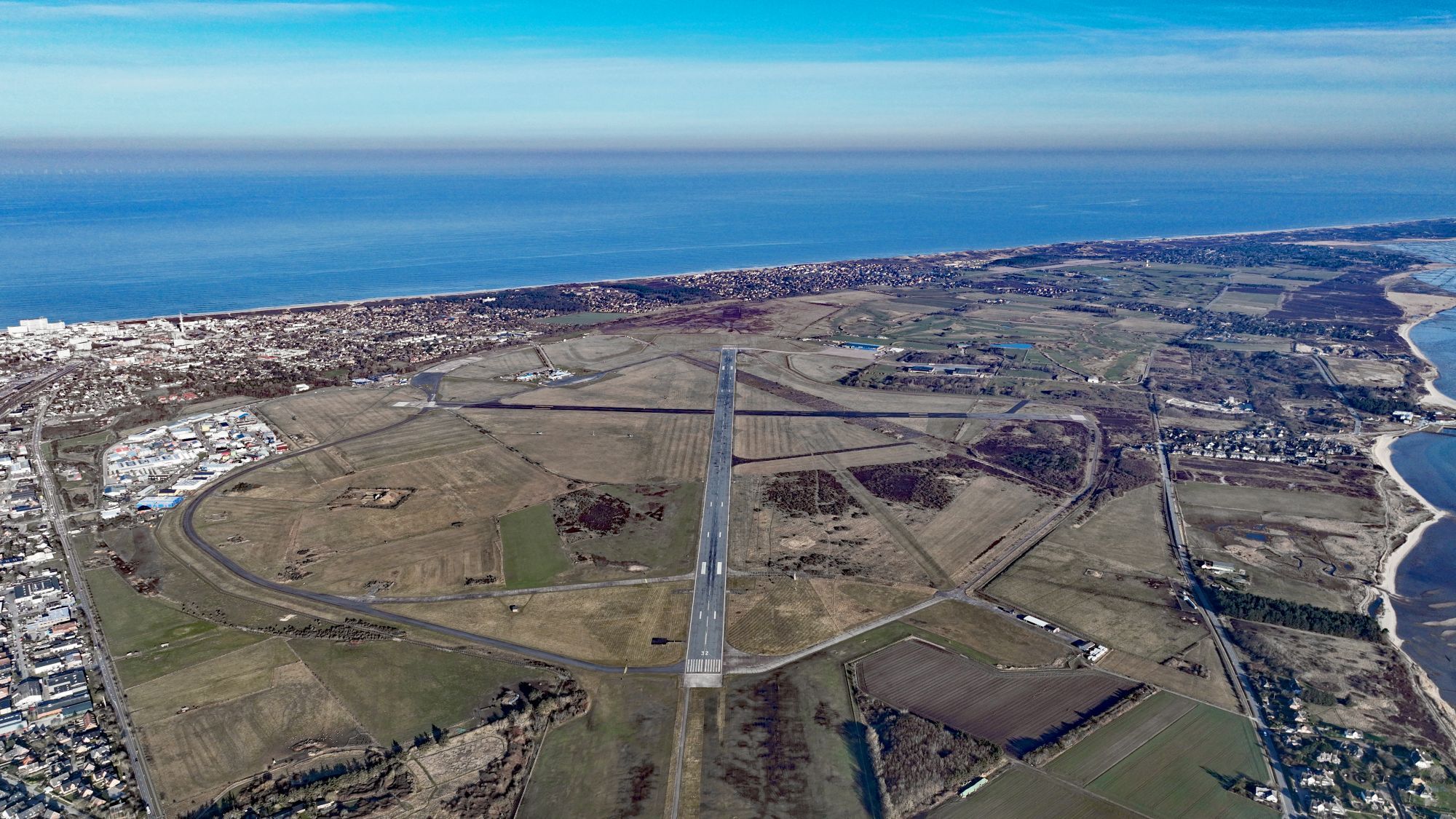 Luftaufnahme der Landebahn des Flughafen Sylt sowie der Umgebung drumherum - der Blick reicht von Westerland links im Bild bis Keitum und Munkmarsch rechts im Bild