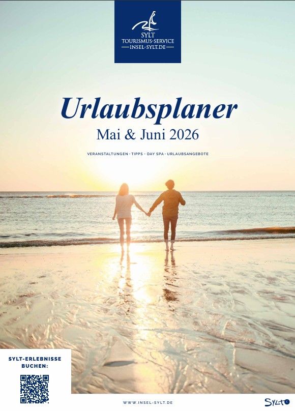 Mann und Frau stehen beim Sonnenuntergang hand in Hand am Flutsaum der Nordsee
