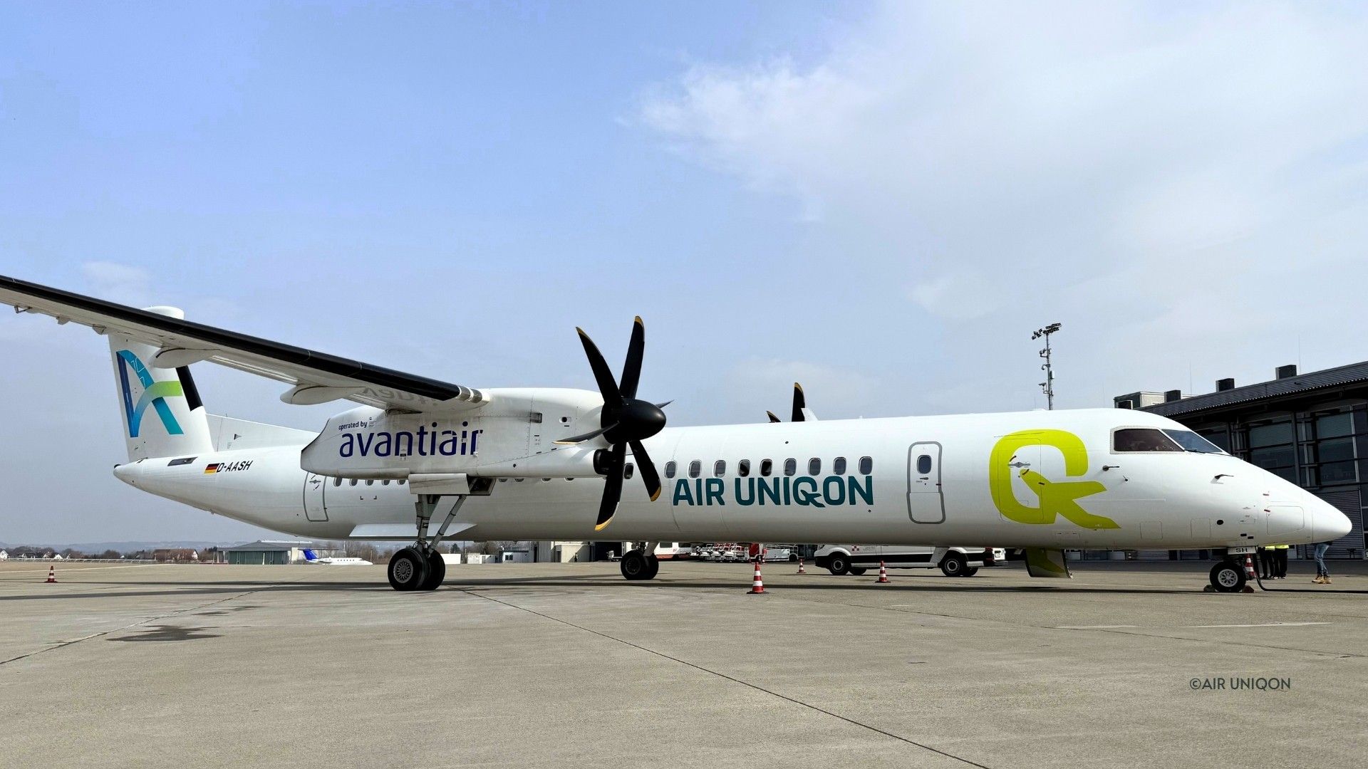 Flieger der Air Uniqon am Flughafen