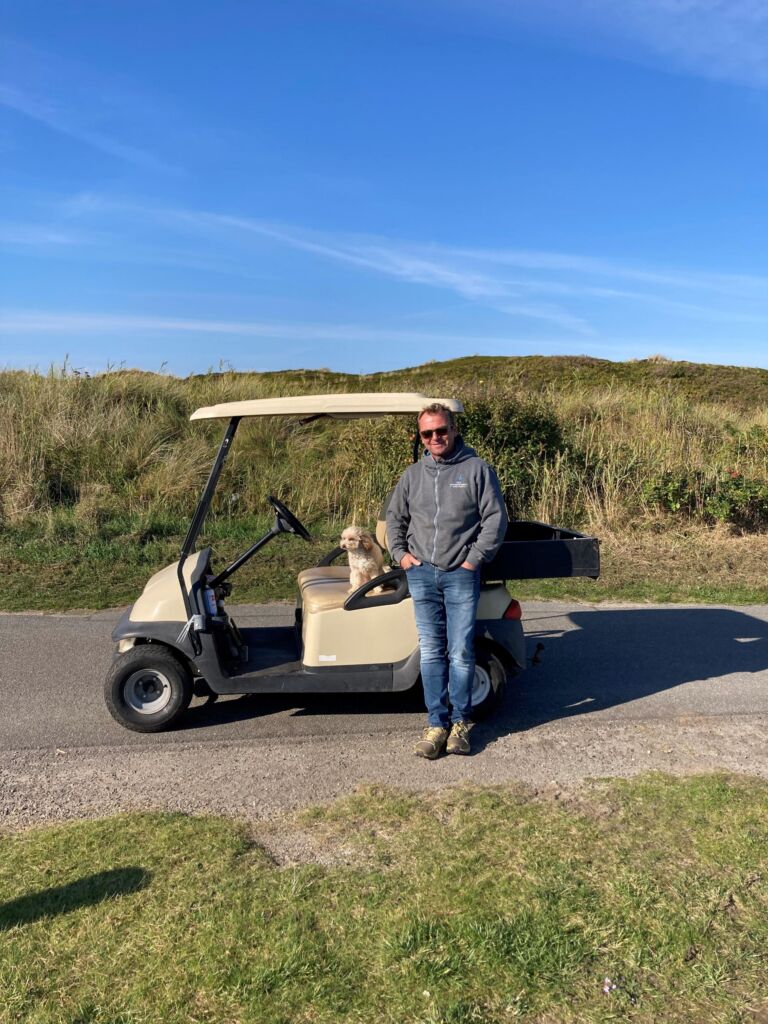 Maik Ossenbrink mit Hund Rosie am Golfcar auf dem Campingplatz Rantum