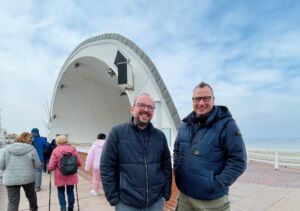 Markus Prange und Sönke Zschage vor der Musikmuschel in Westerland