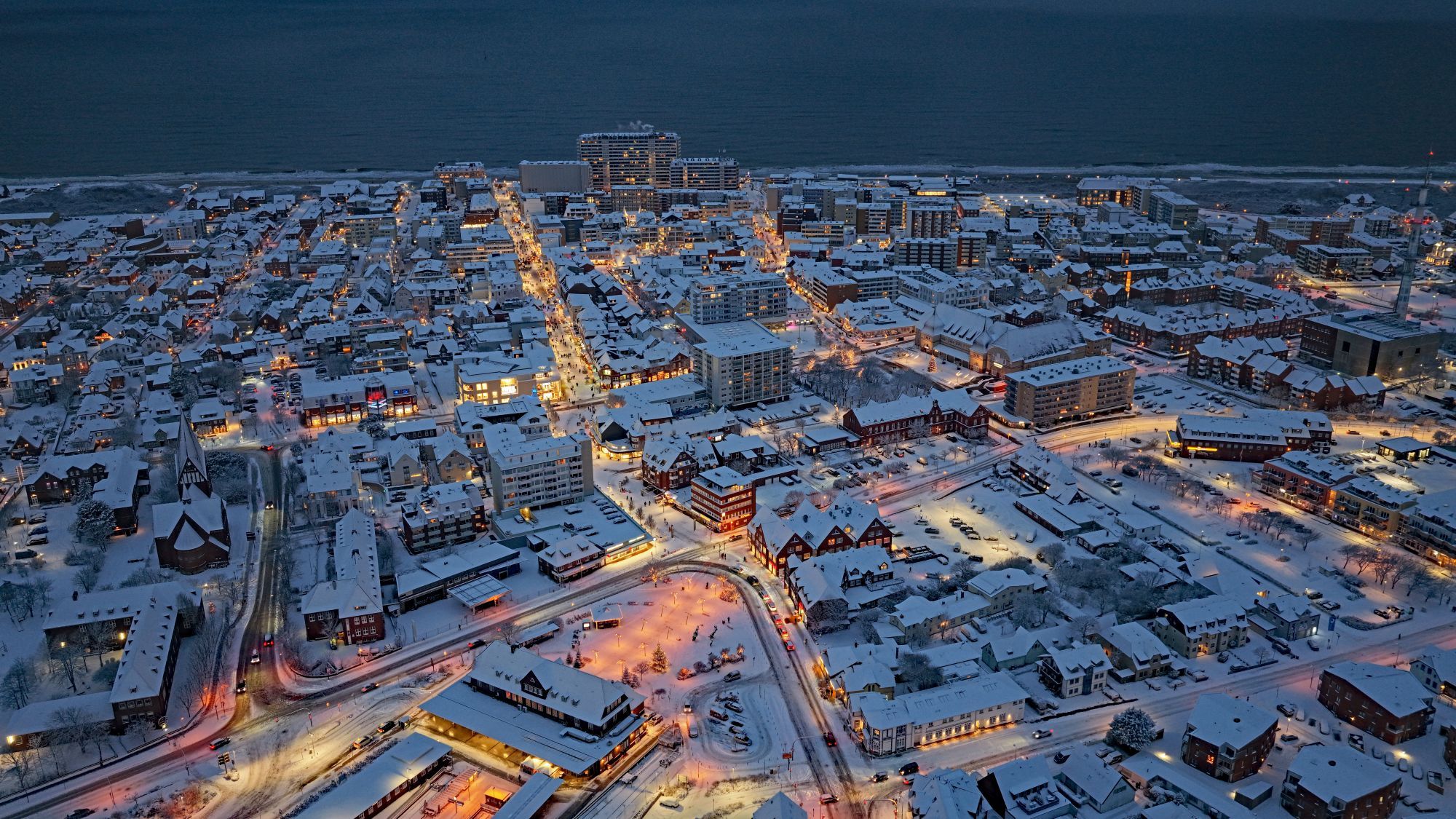 Drohnenaufnahme vom schneebedeckten Westerland