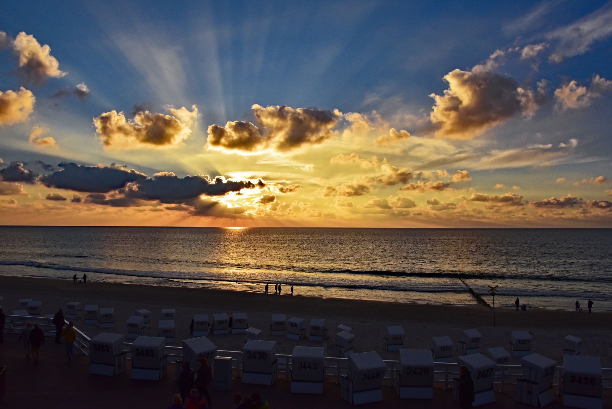 Sonnenuntergang über der Nordsee an der Promenade Westerland