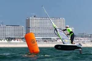 Surfer beim Summer Opening Sylt 2026 vor der Westerländer Skyline