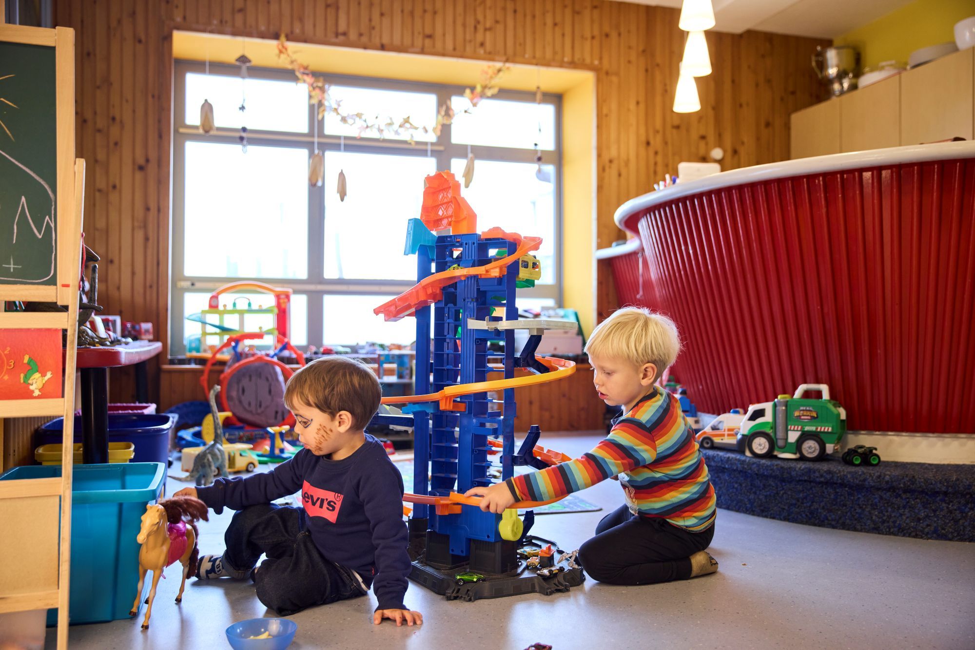 zwei Jungs spielen in der Villa Kunterbunt