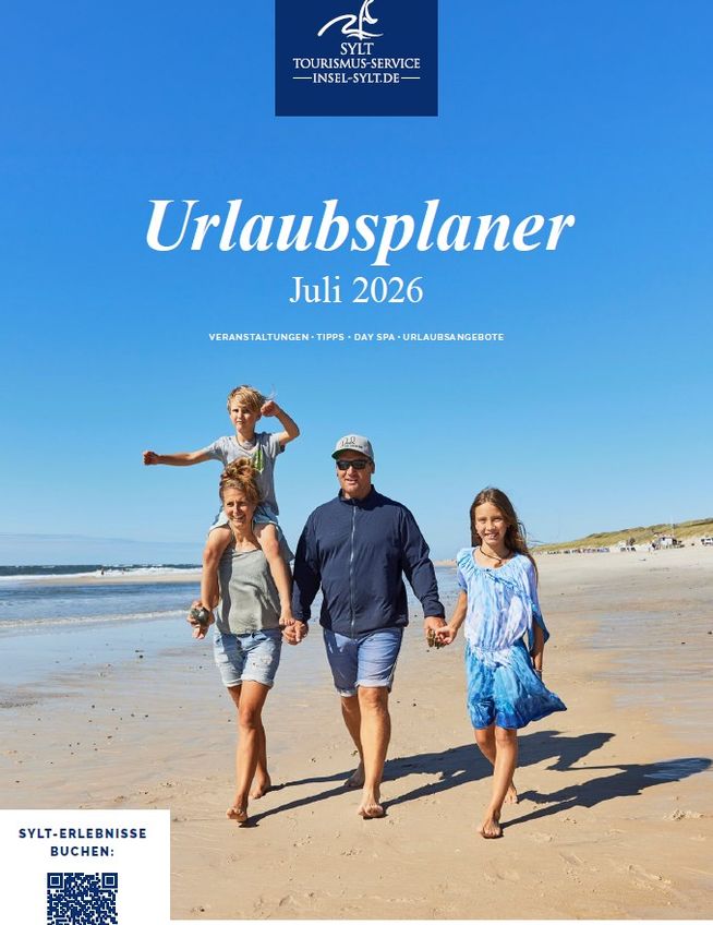 Das Titelbild des Urlaubsplaner Juli 2026 zeigt eine Familie am Strand