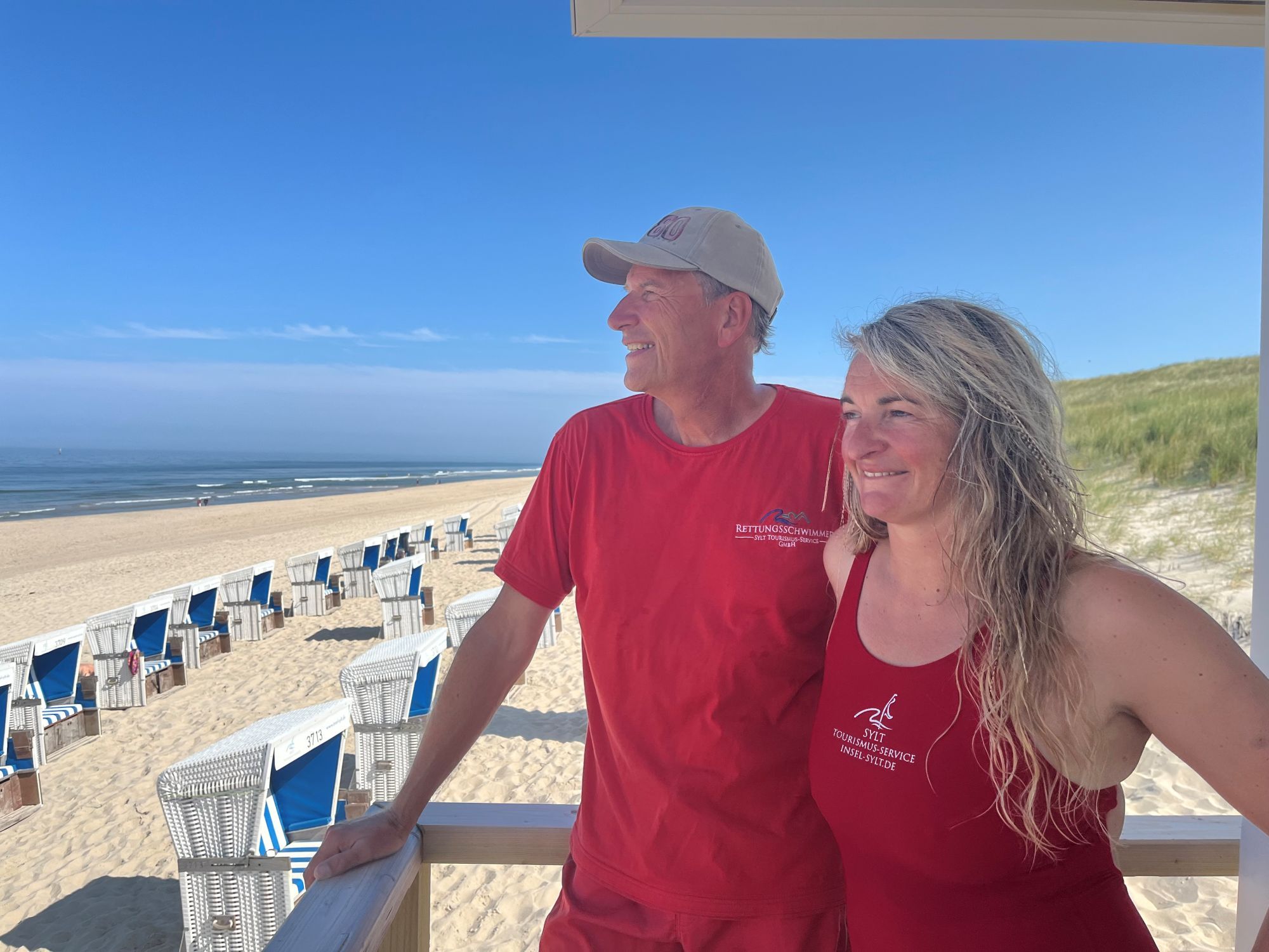Wiebke Viereck und Carsten Solf auf dem Rettungsschwimmerstand in Westerland auf Sylt
