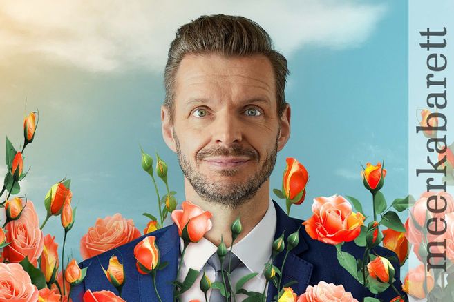 Portrait von Florian Schroeder im Blumenbeet