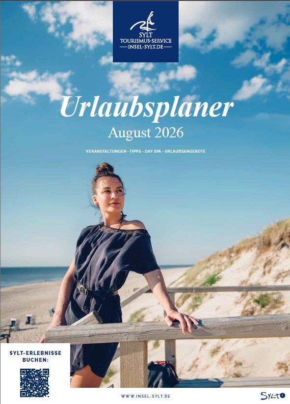 Junge Frau steht an Strandübergang und blickt die Düne rauf