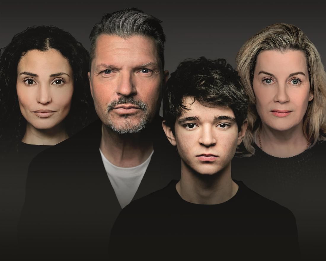 Frontalaufnahme der vier Schauspieler des Stücks Der Sohn.