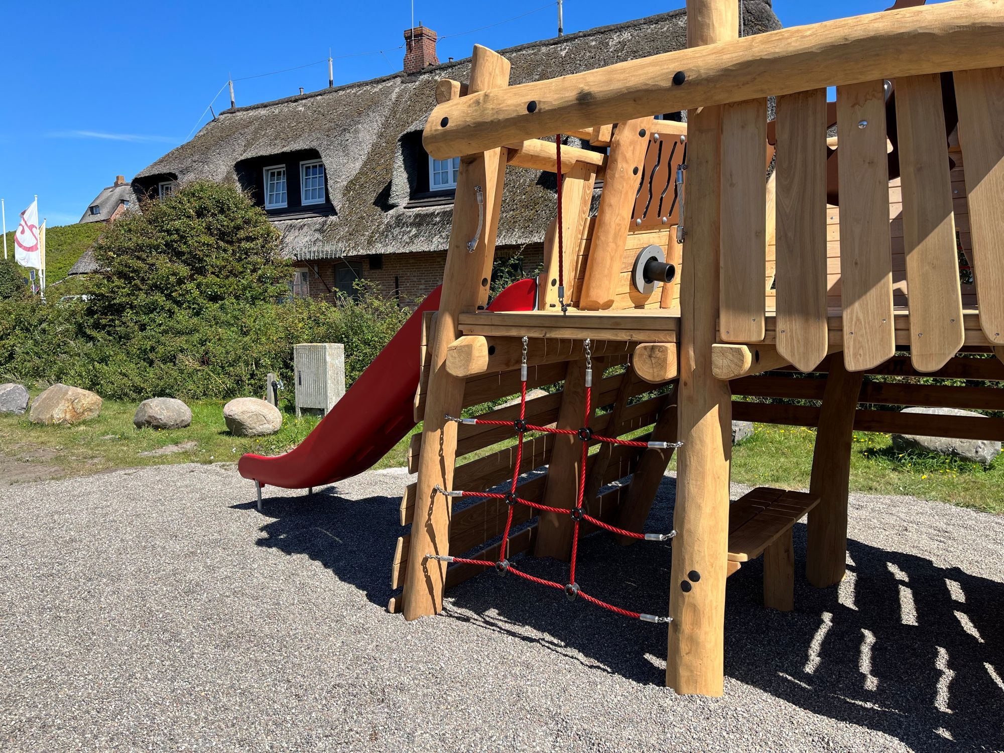 Kletterseile und Rutsche an dem Schiff auf dem Spielplatz Rantum