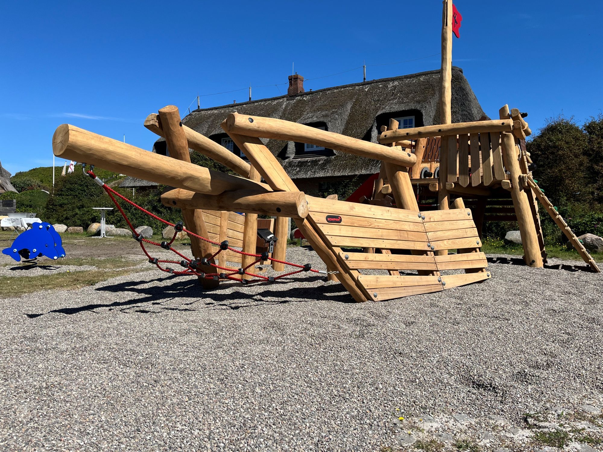 Schiffsteil von vorne mit Kletterseilen auf dem Spielplatz Rantum