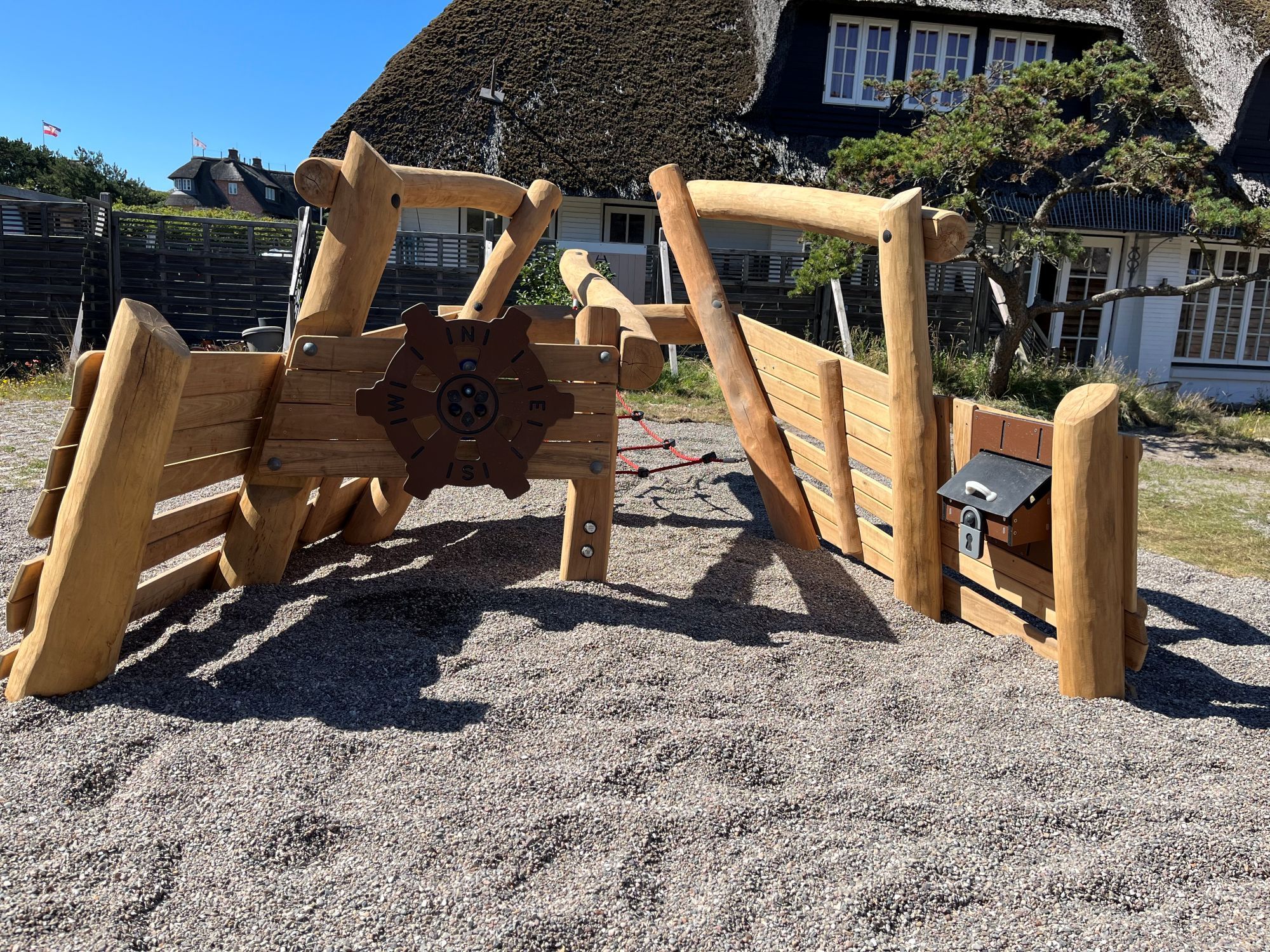 Ruder an dem zweiten Schiffsteil auf dem Spielplatz Rantum