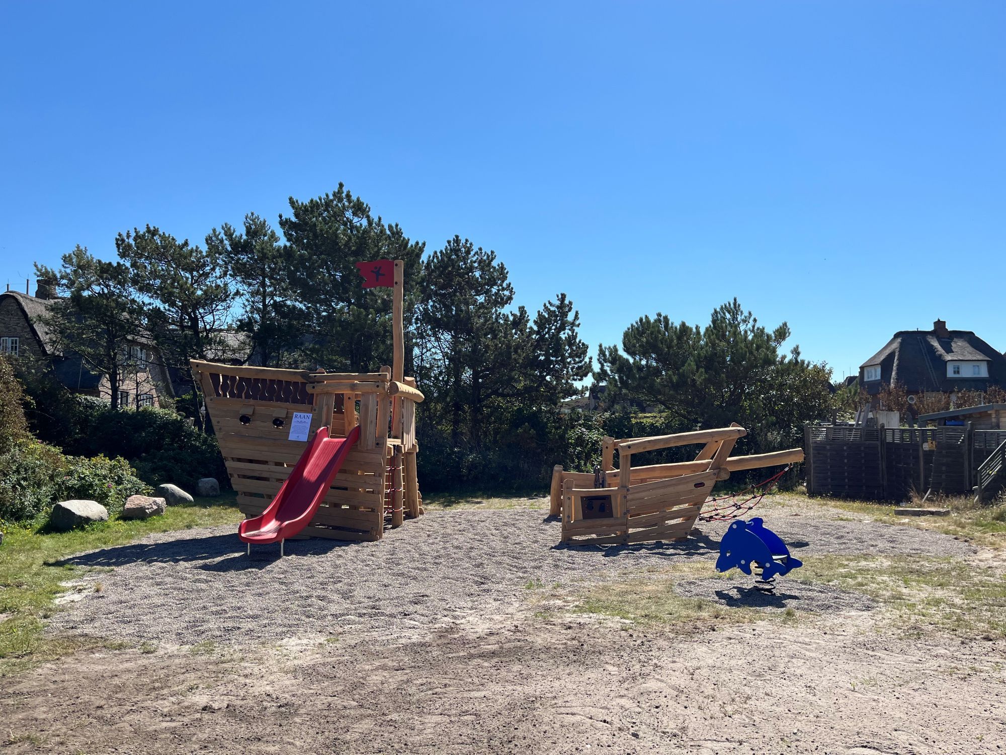 Spielgeräte auf dem Spielplatz Rantum