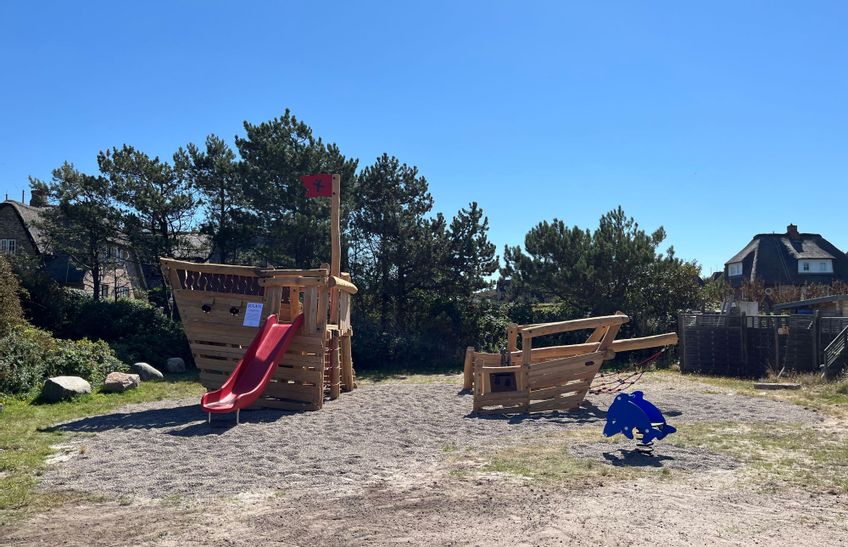 Spielgeräte auf dem Spielplatz Rantum