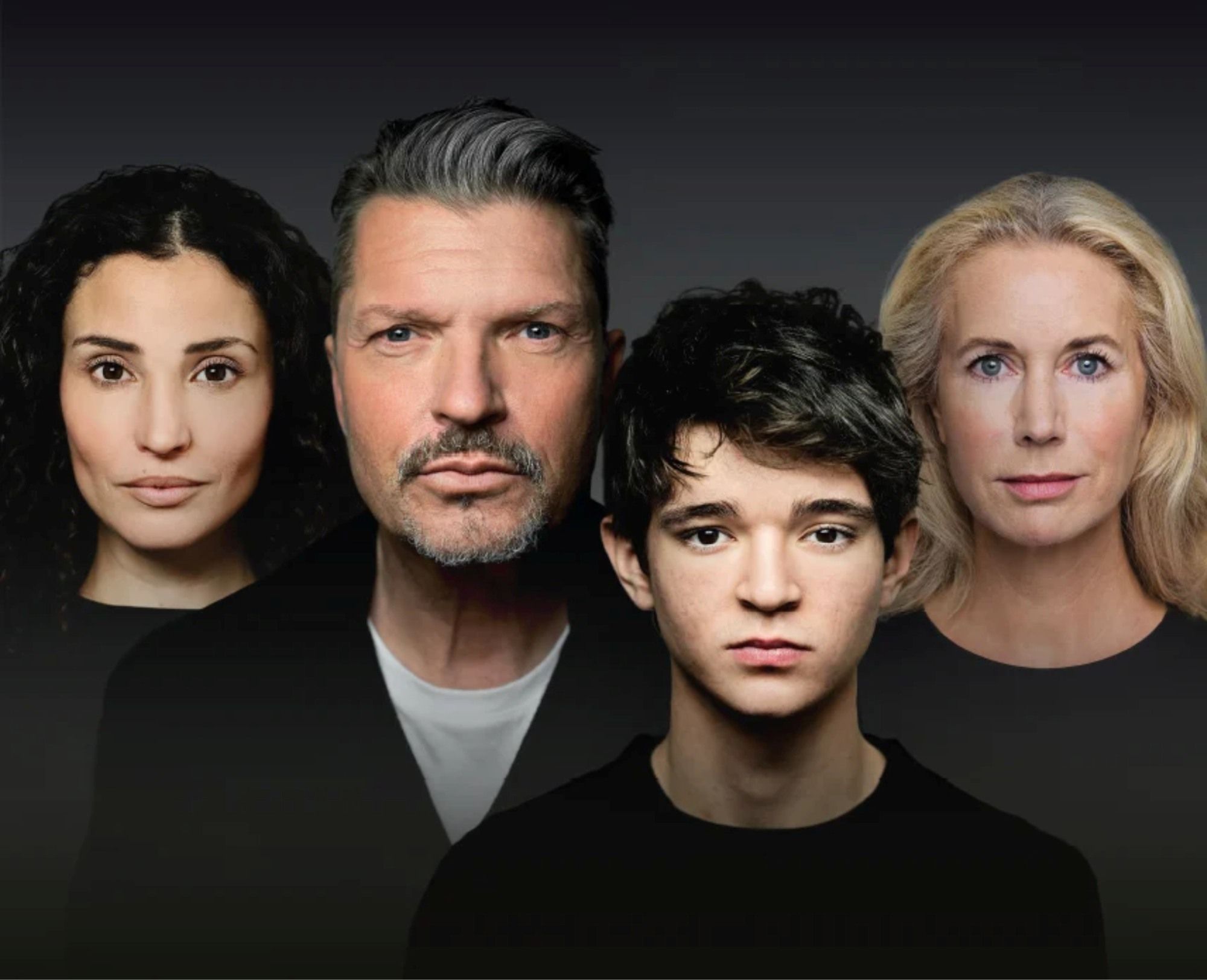 Frontalaufnahme der vier Schauspieler des Stücks Der Sohn.
