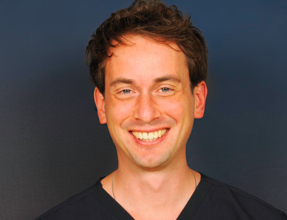 Portrait photo of Dr. Jacob Bruegel – ENT specialist and expert in aesthetic and functional rhinoplasty based in Nuremberg, Germany